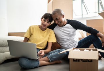 Una pareja mudándose y pidiendo Quantum Fiber